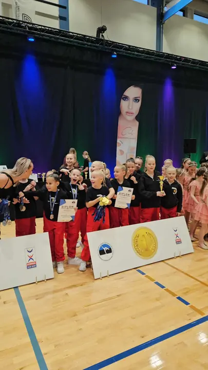 Cheerleadingu tiim medalite, karika ja diplomitega