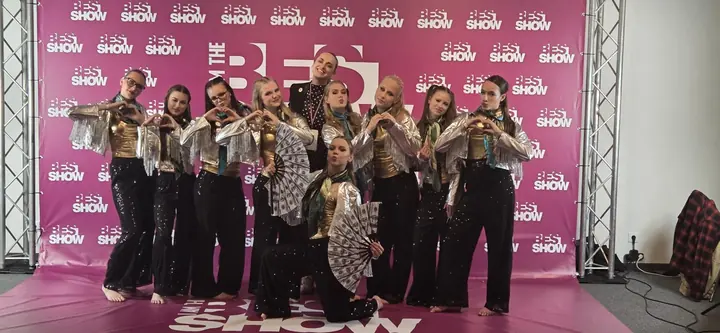 Dance Republicu tiim Best Show 2026 taustaseina ees