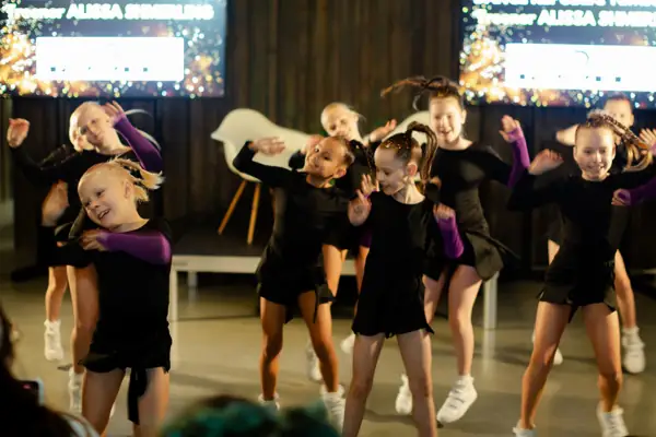 Dance Republicu tantsijad esinemisel