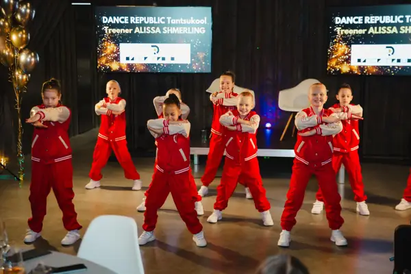 Dance Republicu tantsijad esinemisel