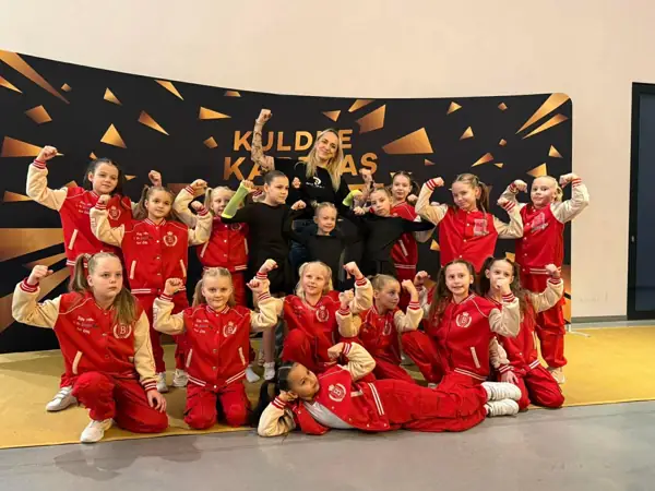 Dance Republicu tiim Kuldse Karika seina ees