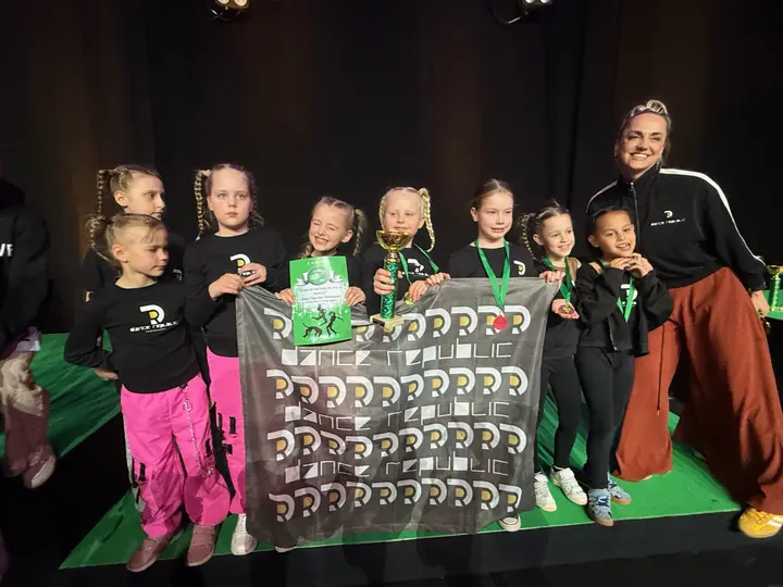 Laste grupp karika ja Dance Republicu lipuga