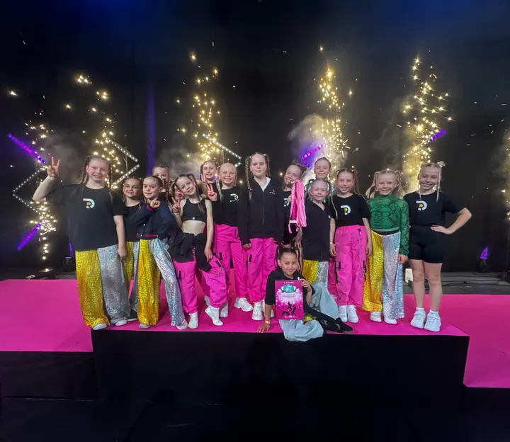 Tantsijad laval ilutulestiku ees