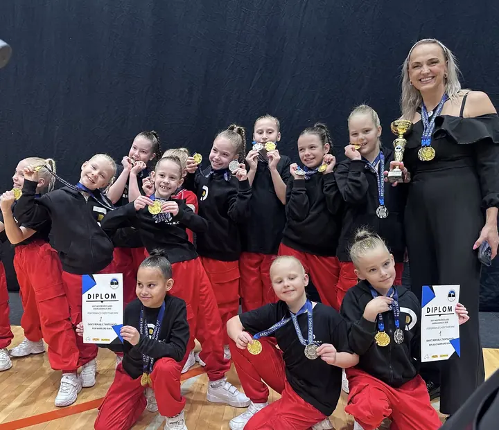 Lapsed medalite ja diplomitega koos treener Alissaga